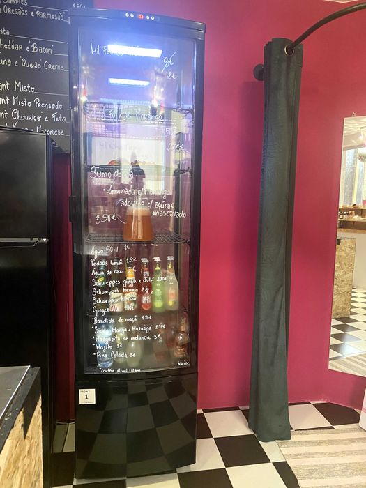 Vitrine refrigerada alta e preta