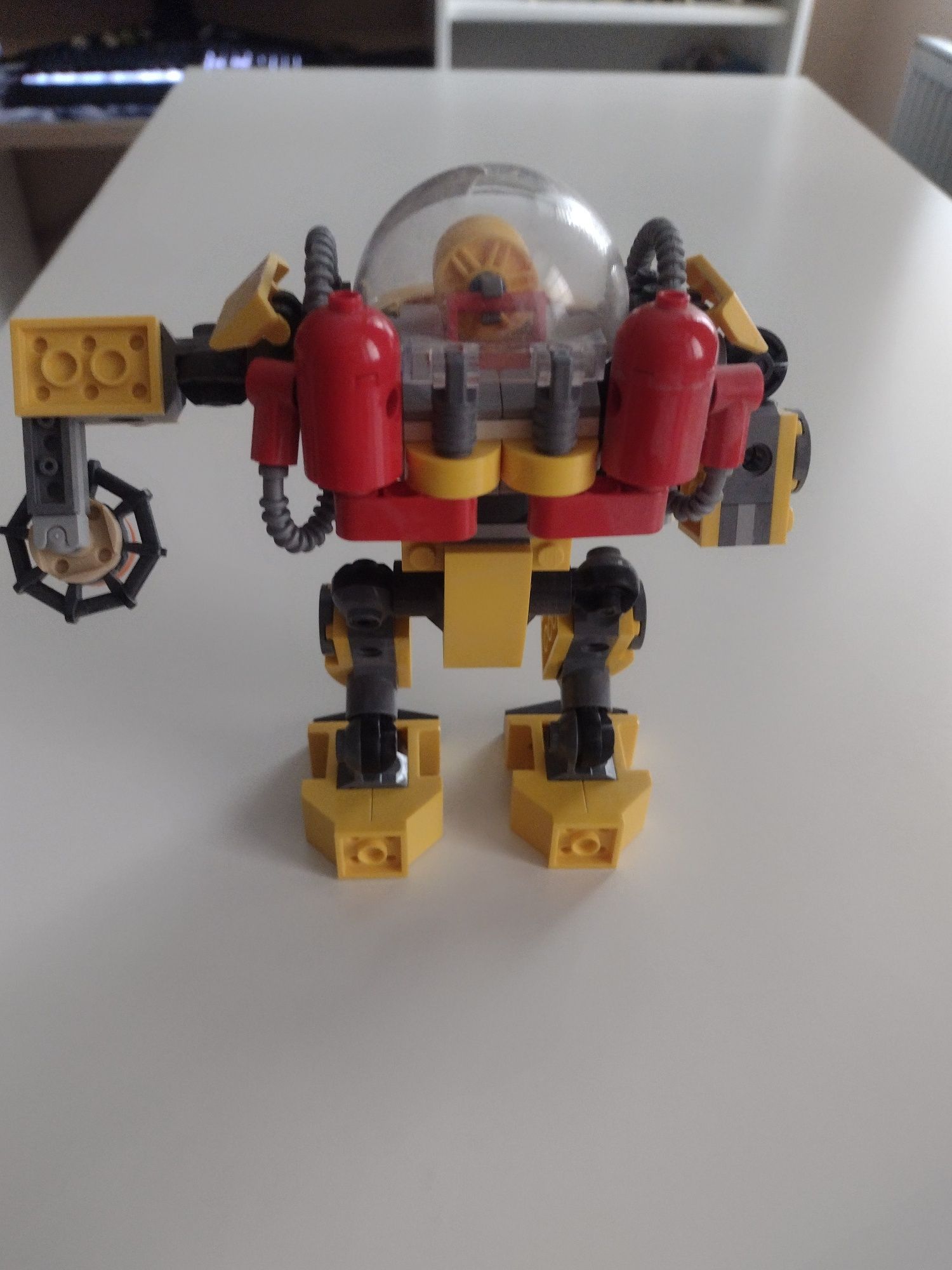 LEGO robot nurek