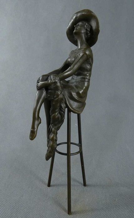 Dama Kobieta siedząca na krześle BRĄZ figura RZEŹBA sygnowana 27cm