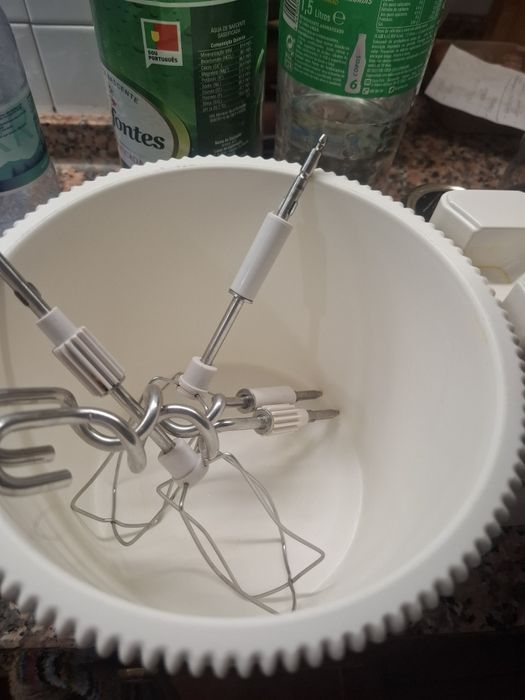 Batedeira Moulinex, 450W, 5 velocidades e botão turbo