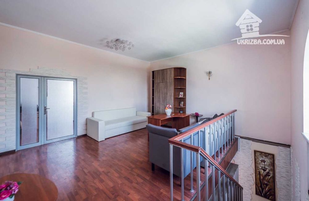 Київ. Будинок 360кв. Ділянка 16 соток, до 15 осіб.