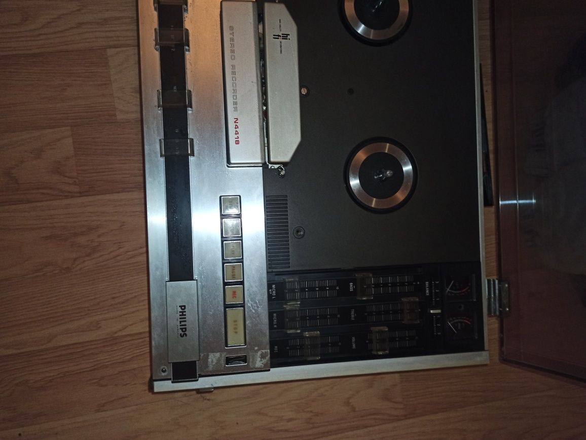 Sprzedam magnetofon szpulowy Philips N4418 do części