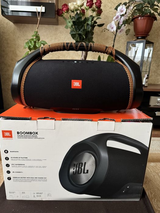 Продам портативну акустику JBL Boombox чорного кольору