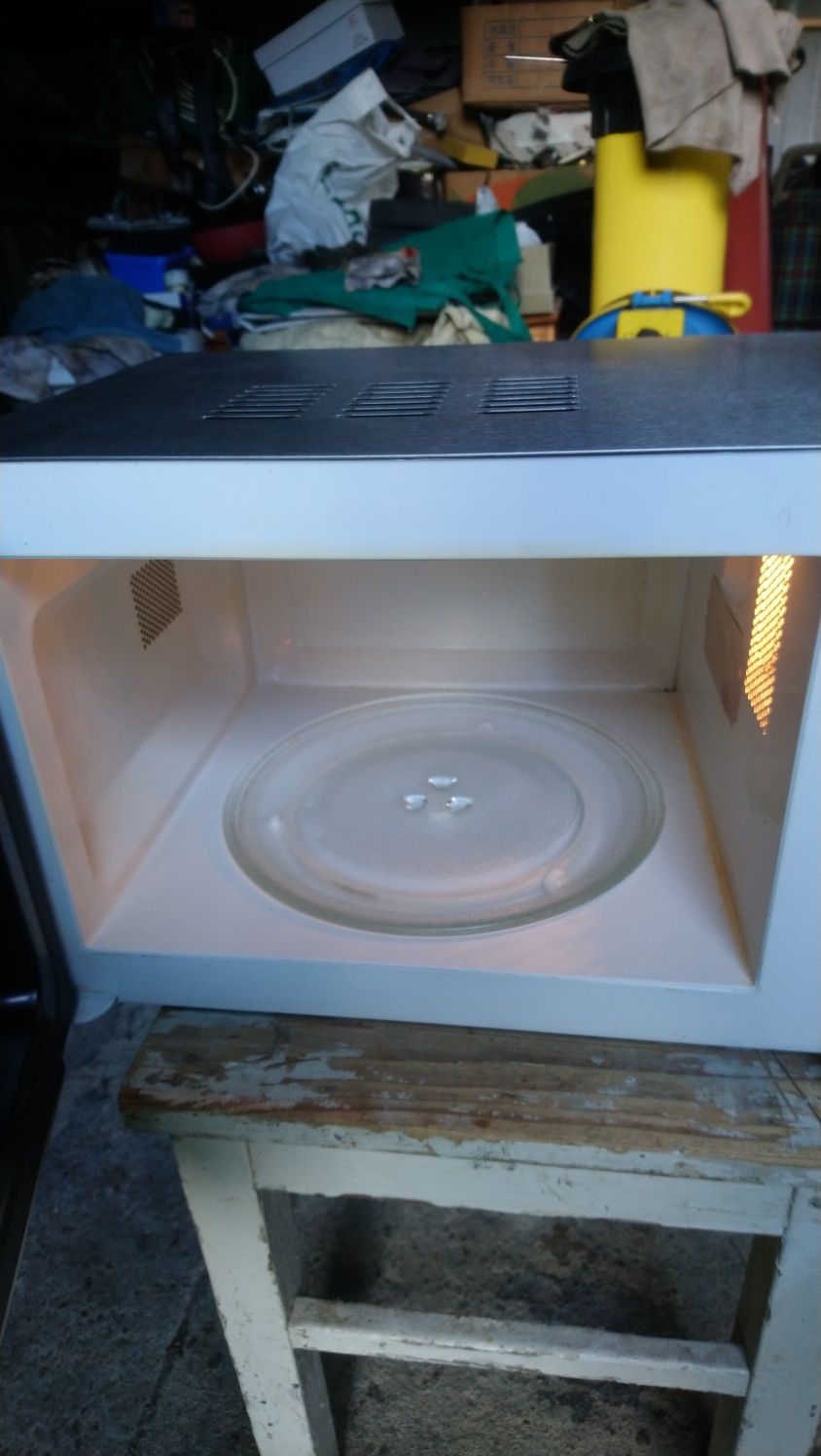 Kuchenka mikrofalowa MWDGE-20M firmy AFK.