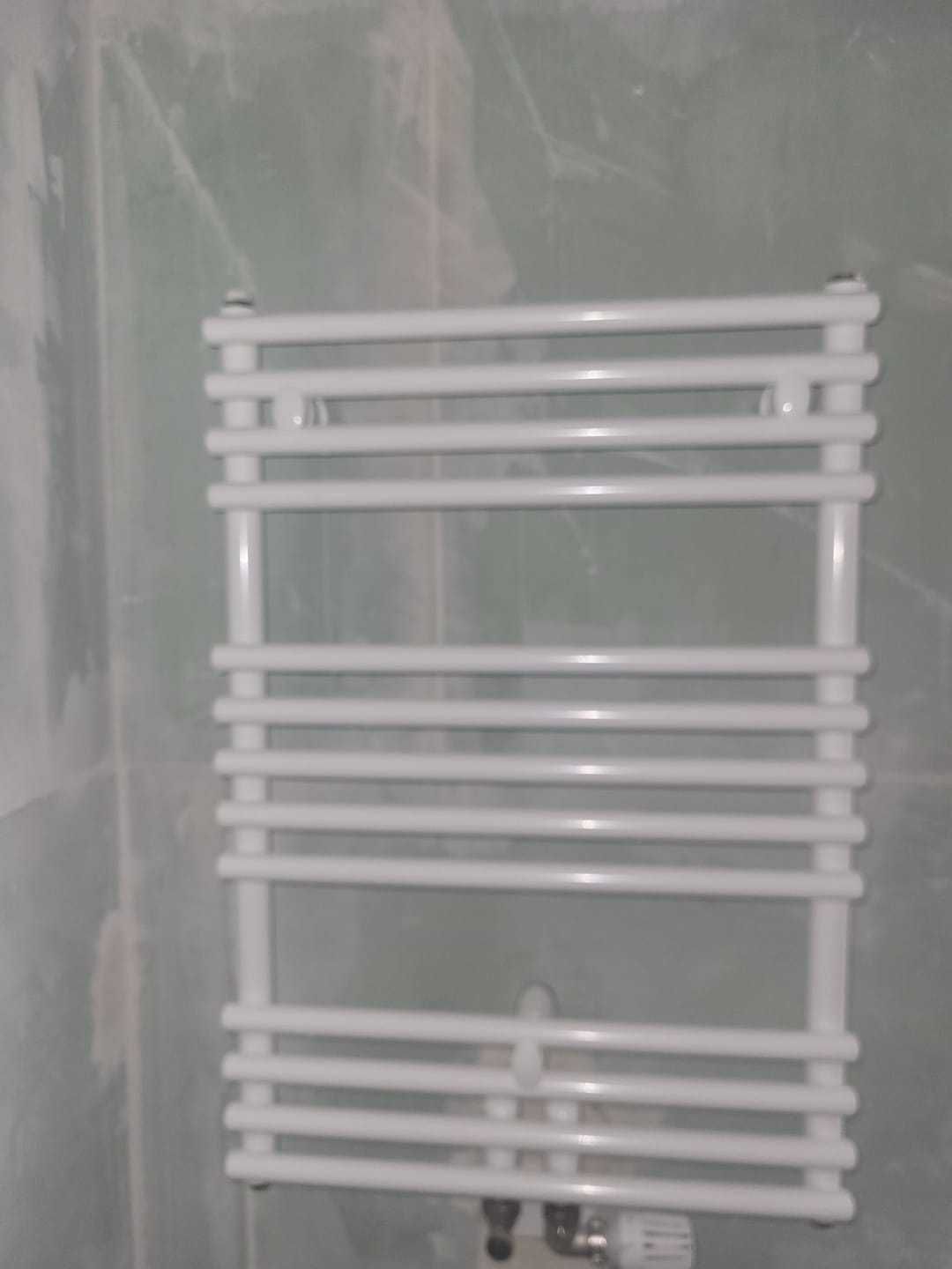 Grzejnik Łazienkowy biały 50cm x 70cm wraz z osprzętem