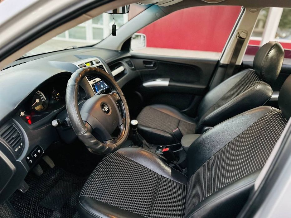 Продам Kia Sportage с надійним двигуном 2 л дизель
