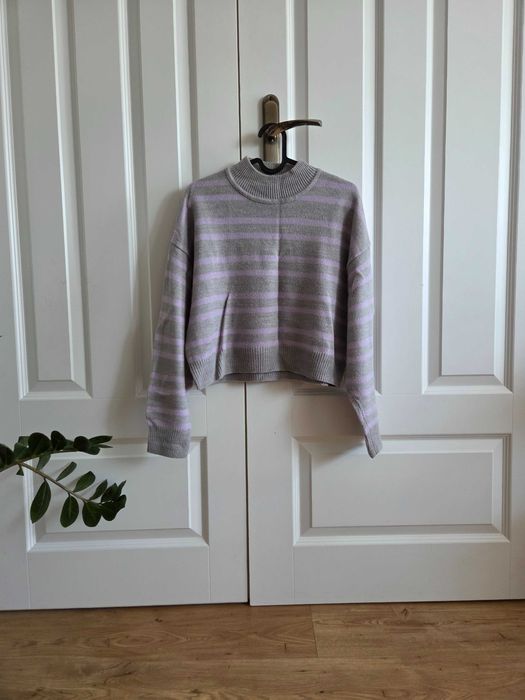 Szary sweterek w paski