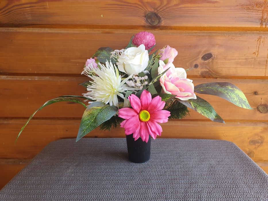 Zestaw różowych kompozycji na grób