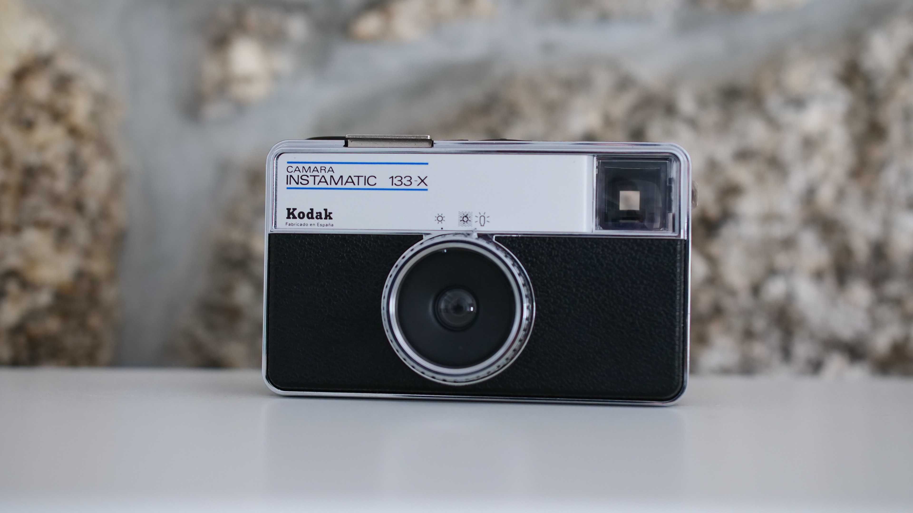 Pack Câmara Kodak Instamatic 133-X (caixa original, rolo e acessórios)