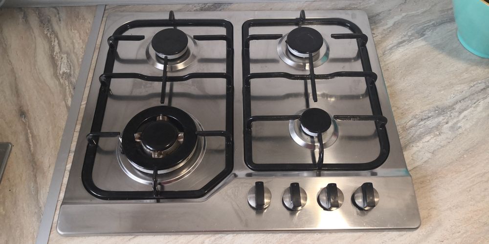 Placa a gás com ignição eletrica e 2 garrafas de gás seladas