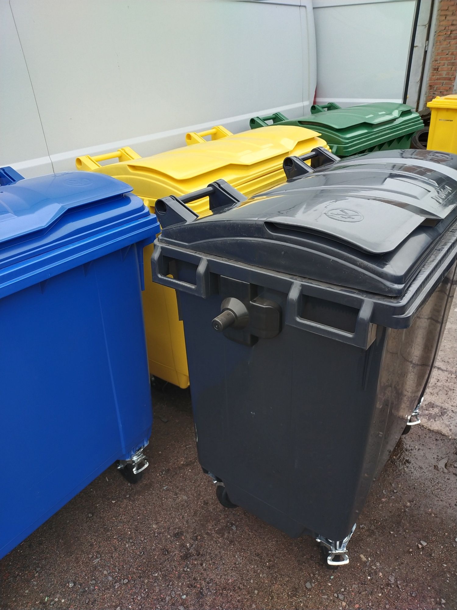 Kosz na odpady 770 litrów nie 1100 kontener na śmieci transport