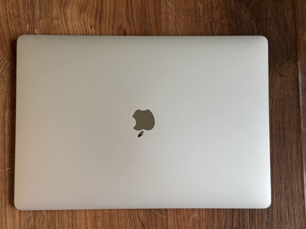 Laptop MacBook Pro 15 i7-8850H/16/512 A1990 Silver 2018 Sequoia