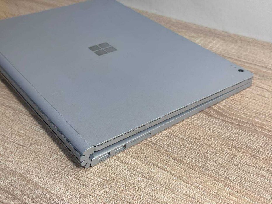 Surface Book • i5 • Nvidia 1Gb • 8GB RAM • 256GB SSD • Win 11 Pro •