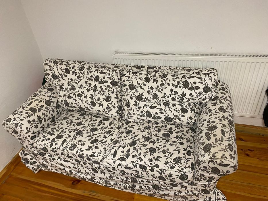 Sofa dwuosobowa z poduchami