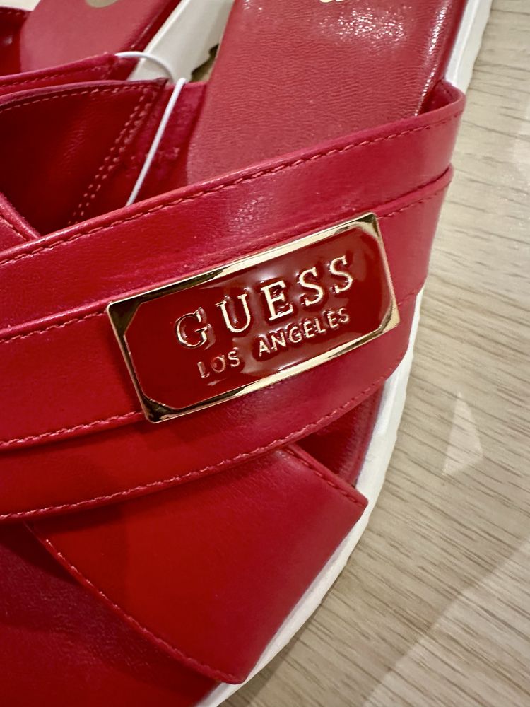 Czerwone klapki Guess, nowe