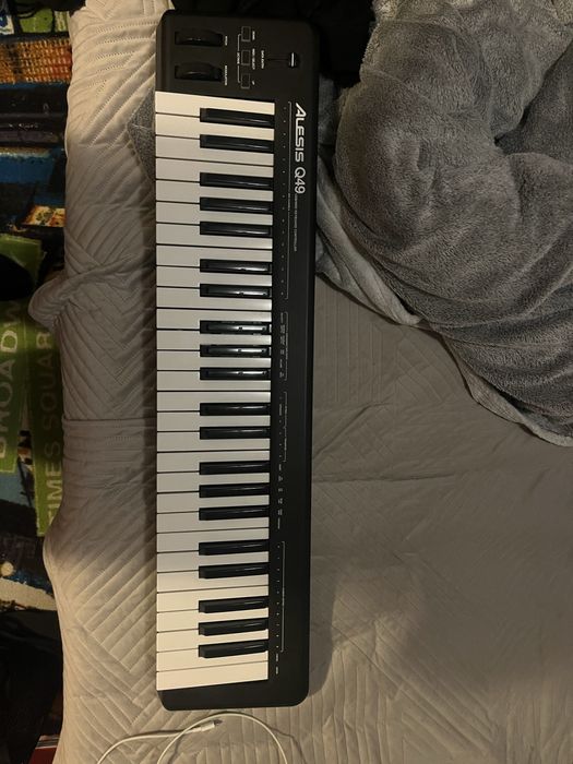 Keyboard MIDI firmy ALESIS Q49 z kablami