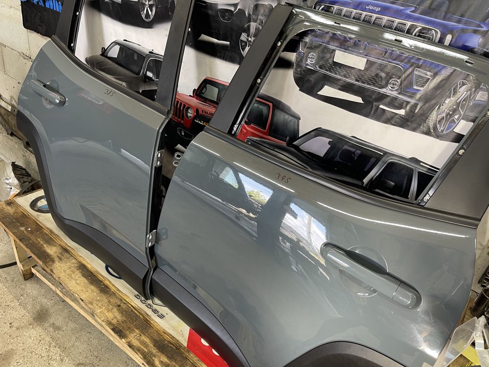 Двері (дверь двери)  Jeep Renegade колір 385 задні голі