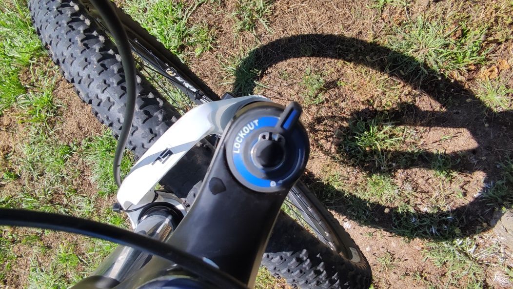 Bicicleta TREK com suspensão total