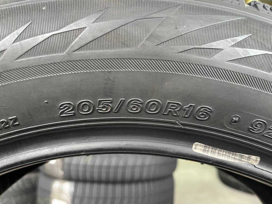 Зимові вживані шини 205/60 R16 BRIDGESTONE BLIZZAK VRX2