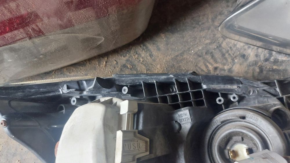 фара лампа Toyota Avensis T25 03-06 ліва