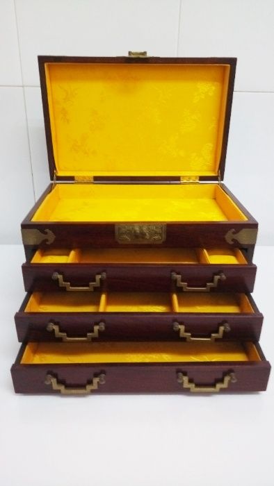 Guarda joias oriental em Pau rosa