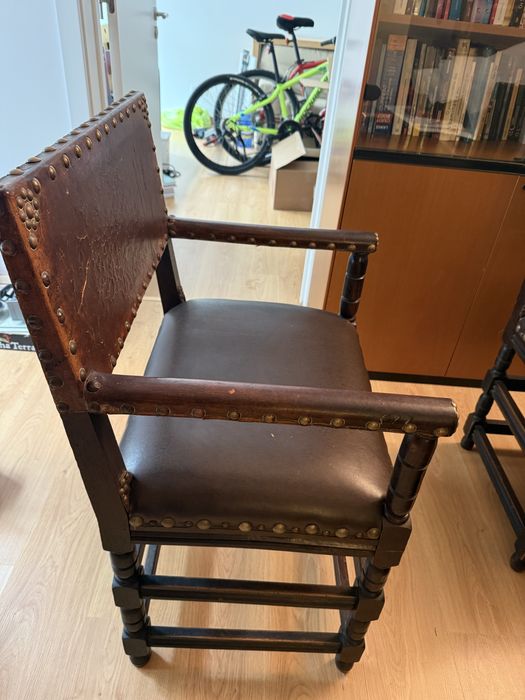 Cadeiras de braços de madeira