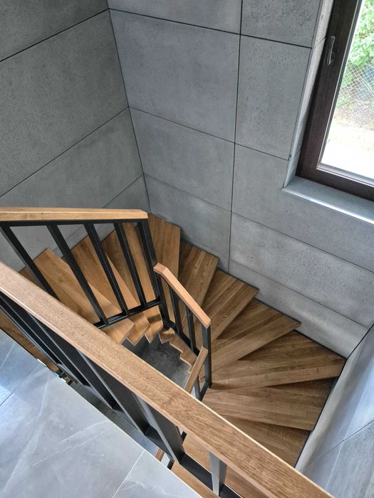 Schody samonośne na konstrukcji metalowej