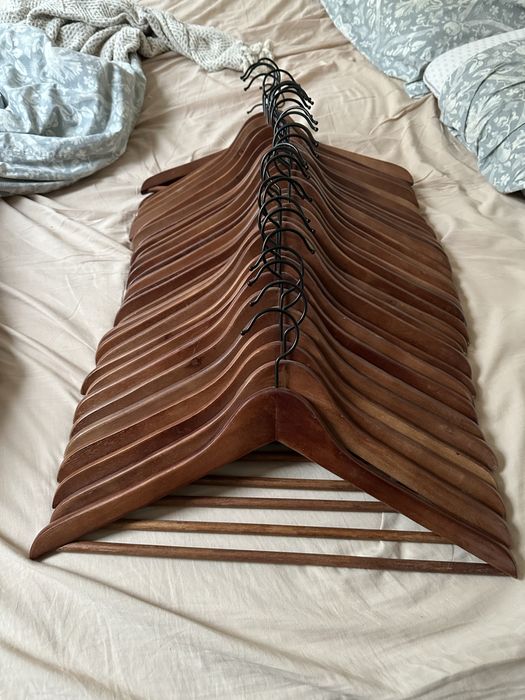 Wieszaki drewniane brazowe i szare