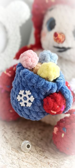 Bałwanek, bałwan świąteczny. Maskotka szydełkowa