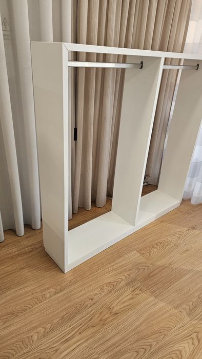 Expositor roupa branco lacado