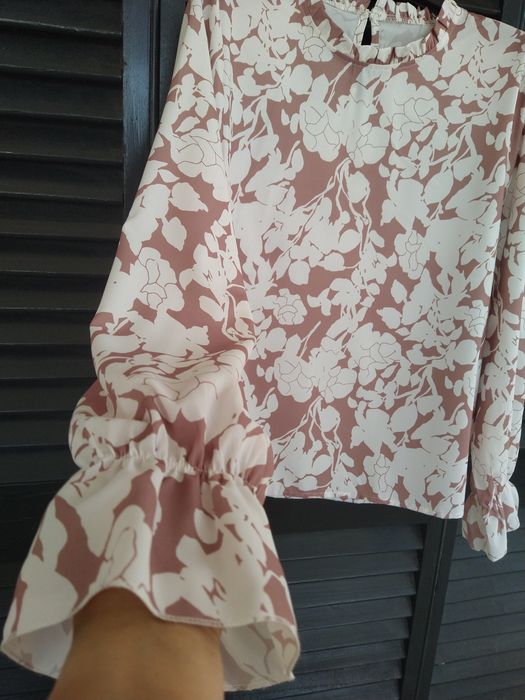 Blusa com padrão floral e folhos, romântica e elegante- Tam. XXL- Nova