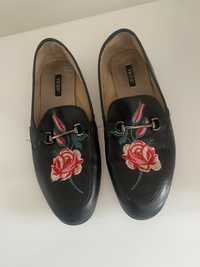 Czarne buty damskie z roza