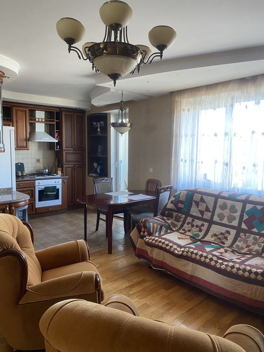 Простора  3 кім. квартира біля військ. інституту на Богуніі