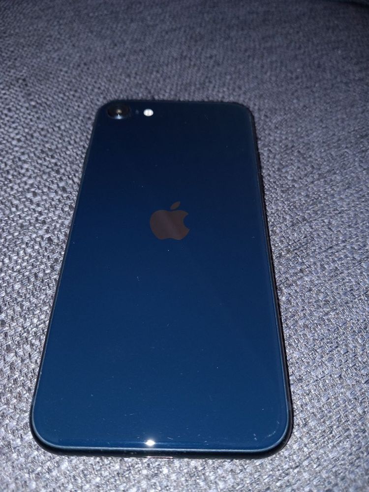 Iphone SE 2023p темно-синього кольору