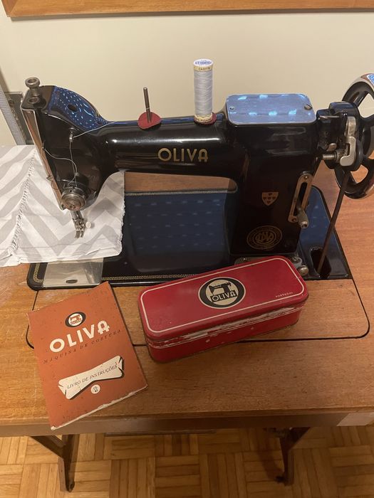 Maquina de costura OLIVA a funcionar