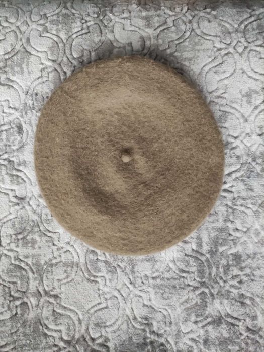 Nowy jasnobrązowy beret damski z antenką