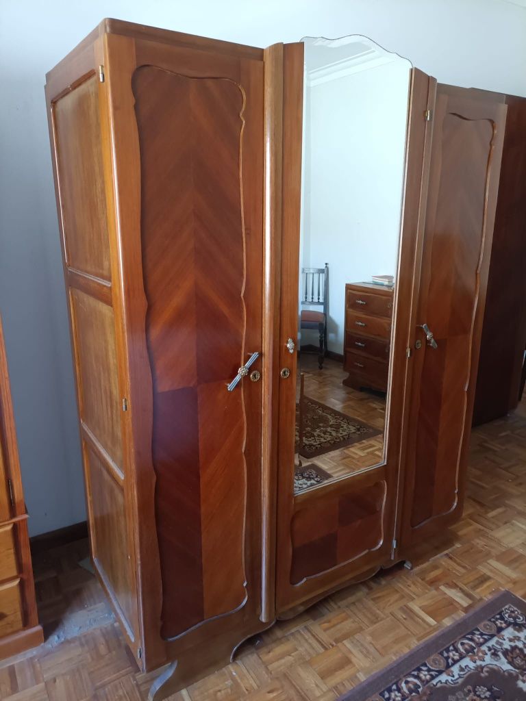 Conjunto de Mobiliário de Quarto Clássico em Madeira Maciça