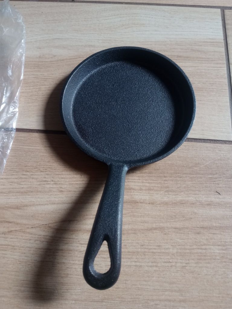 Patelnia żeliwna 12cm