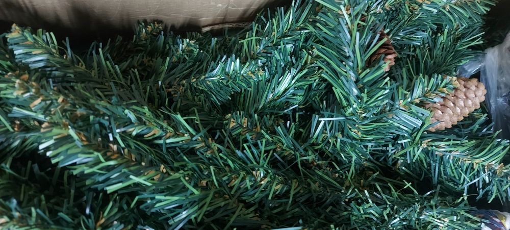 Vendo árvore de natal com 1.80 cm de altura Com pinhas