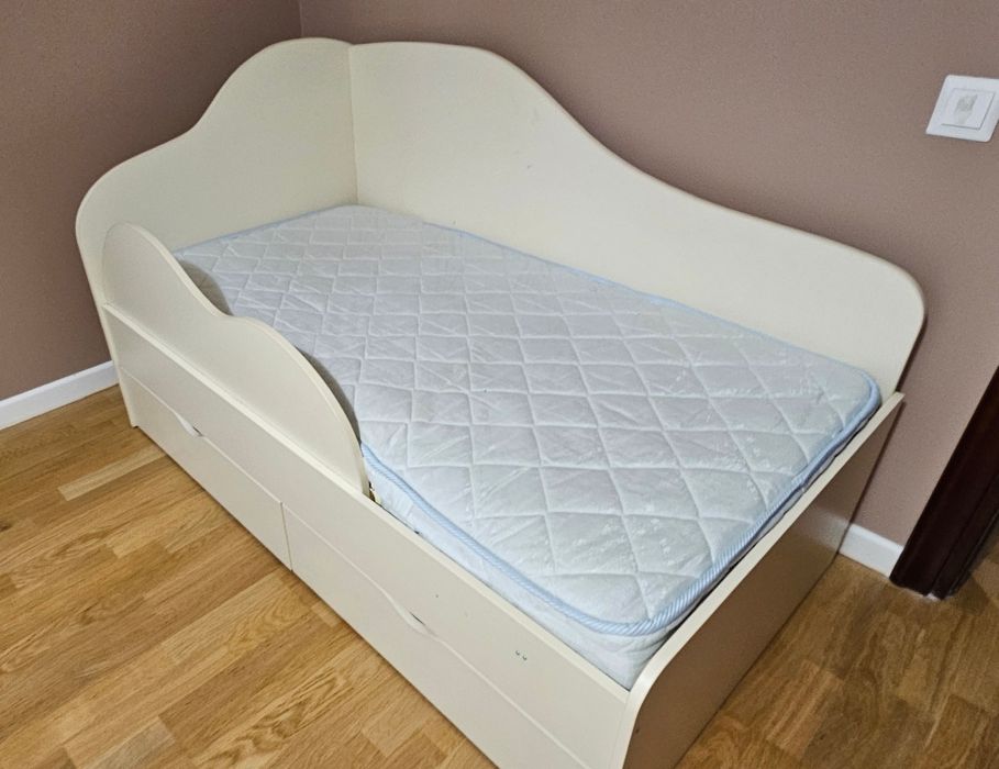 Дитяче ліжко з матрацом.