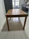 Mesa e 4 cadeiras, acabamento envelhecido.