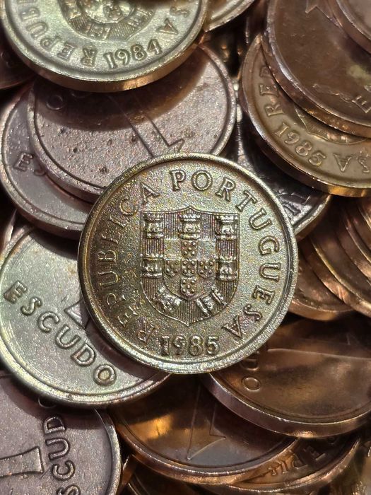 302 Moedas Portuguesa de 1 Escudo - Latão-níquel - várias datas