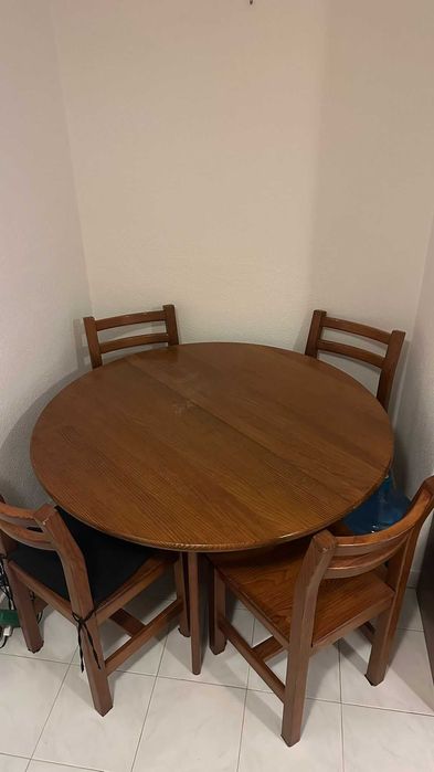 Mesa de sala redonda extensível Cerne c/4 cadeiras