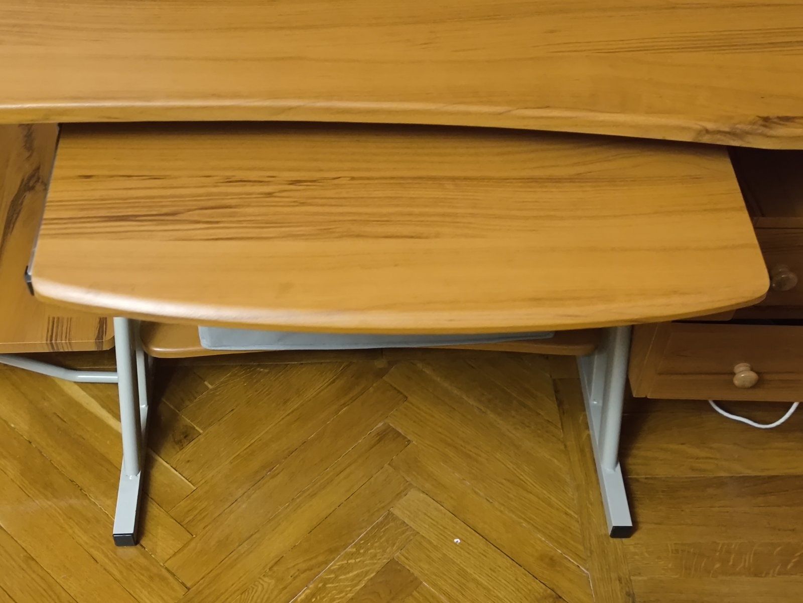 Комп'ютерний,геймірскій письмовий стіл б/у в гарному стані (подарунок)