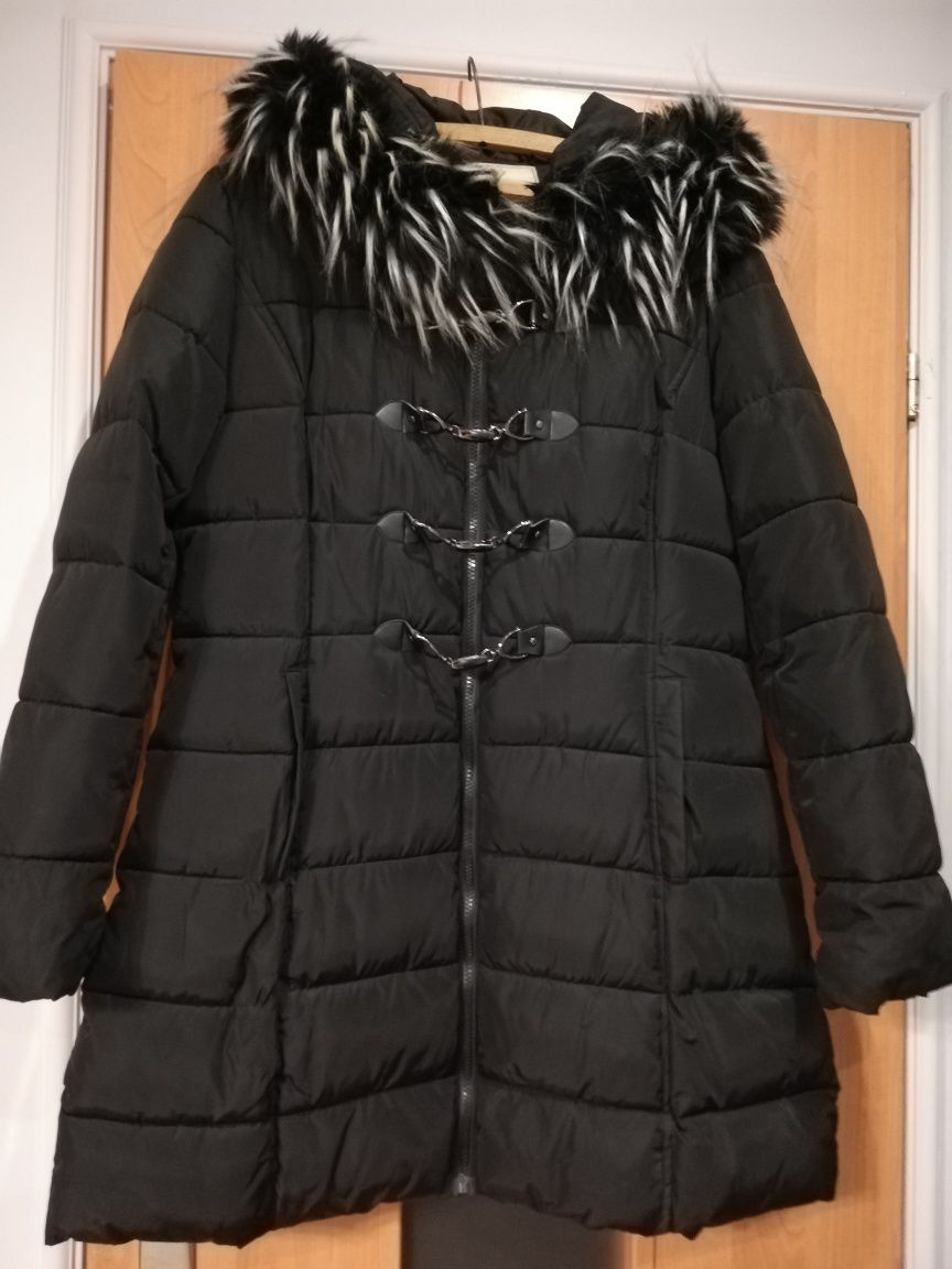 Czarny taliiwany płaszcz do 115 biust