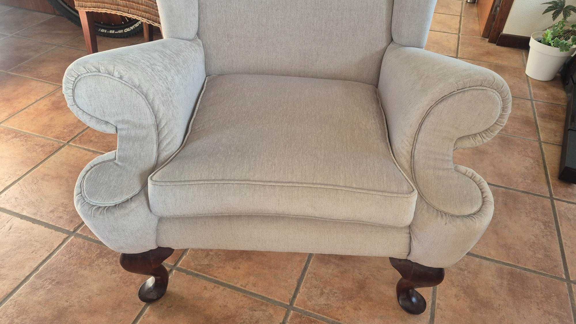 Dois sofas individuais.