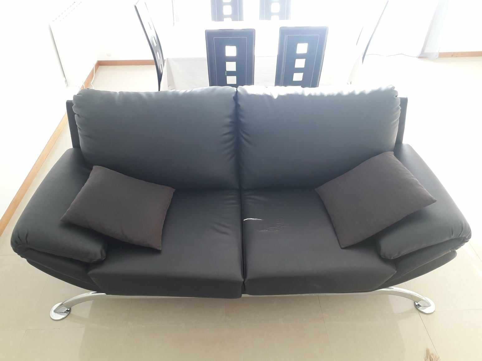 Sofá preto 3 lugares