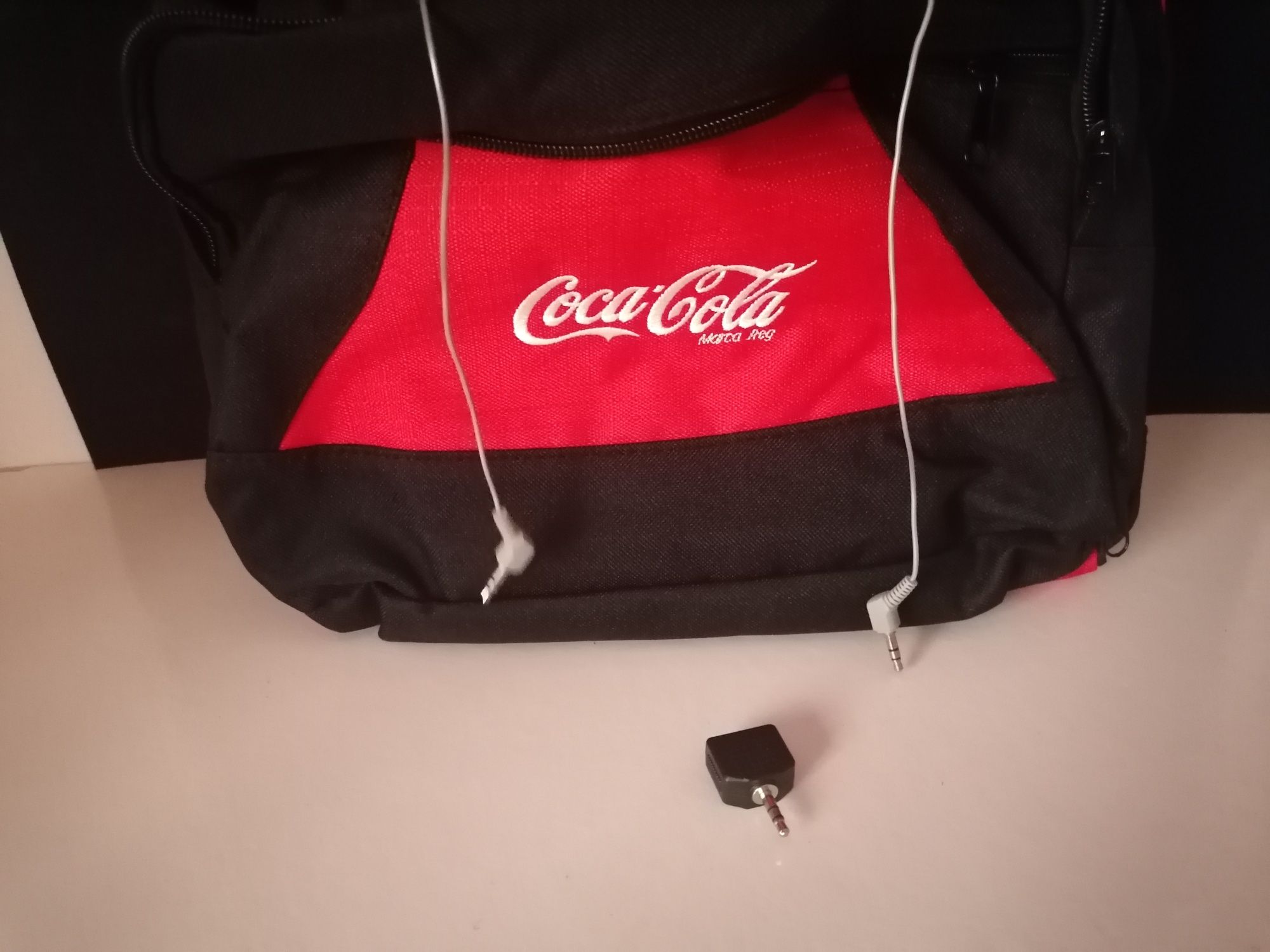 Mochila com colunas com publicidade da Coca-Cola
