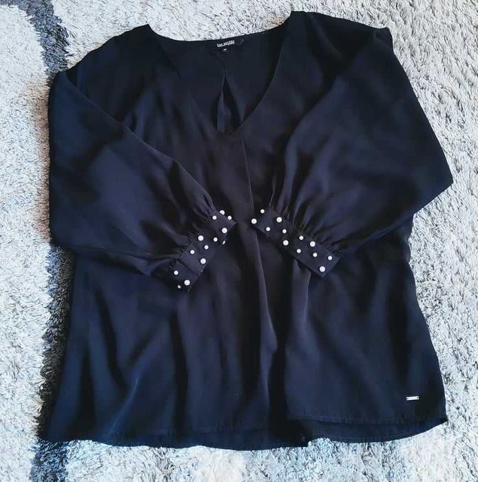 Elegancka czarna bluzka Top Secret z perełkami