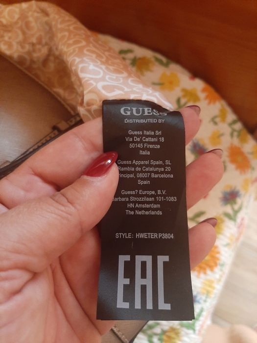 Mala de senhora em bronze. Guess